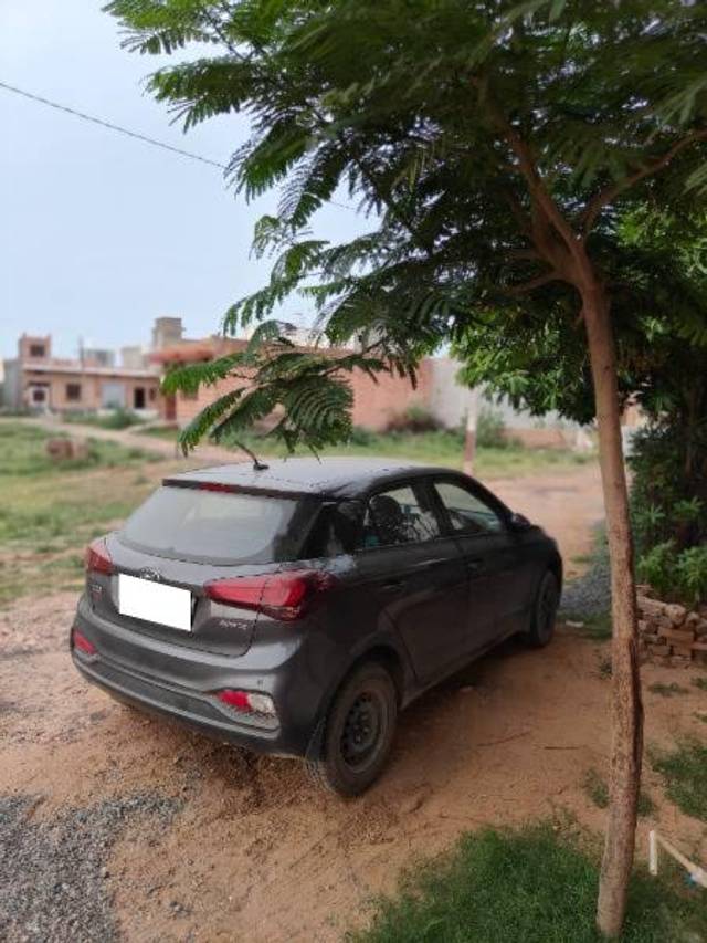 https://images10.gaadi.com/usedcar_image/3706914/original/processed_13c879be-9ee1-4759-95b6-fb6c175547e8.jpg?imwidth=6401