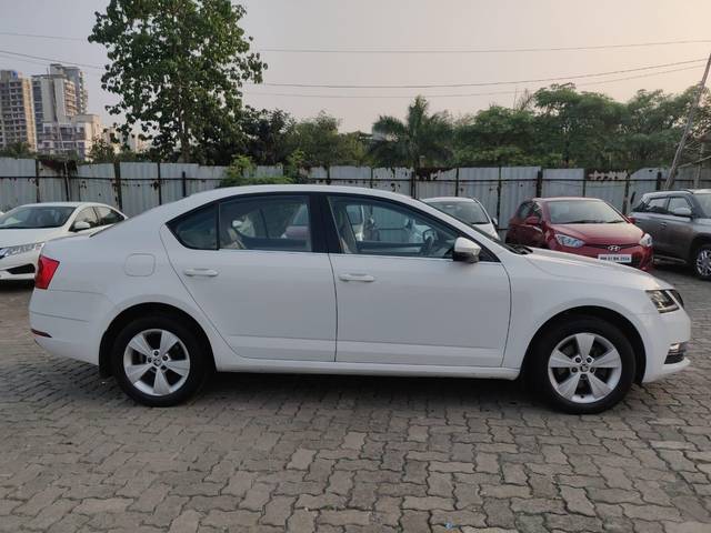 https://images10.gaadi.com/usedcar_image/3706967/original/processed_img2929970__usedcar_whatsappimage2023_12_07at54716pm_11881701952376_1701952428.jpeg?imwidth=6401