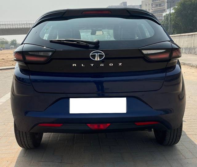 https://images10.gaadi.com/usedcar_image/3707038/original/processed_img2930007__usedcar_16_11461701954072_1701954095.jpg?imwidth=6402