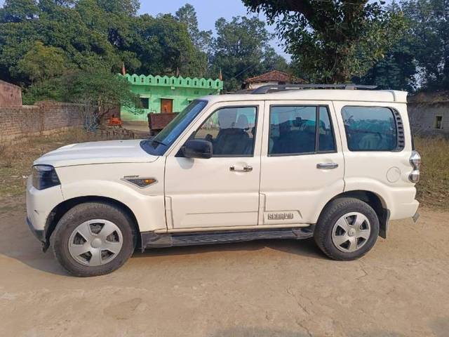 https://images10.gaadi.com/usedcar_image/3707056/original/processed_079bc831-7cb5-4607-b7ed-ae2c9c7461f2.jpg?imwidth=6402