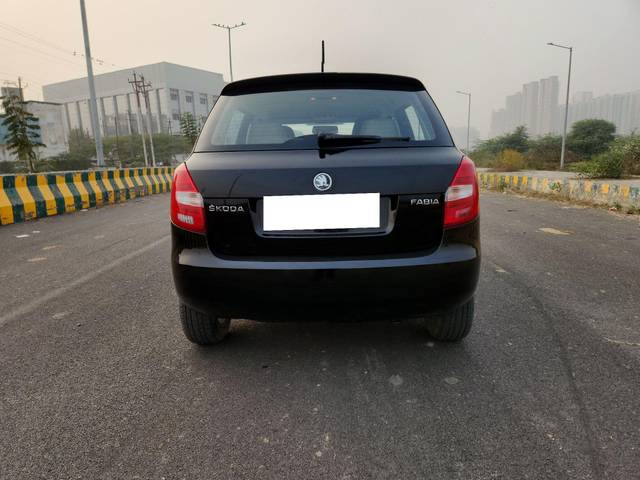https://images10.gaadi.com/usedcar_image/3707178/original/processed_img2930069__used_car_2930069_1701958982.jpg?imwidth=6401
