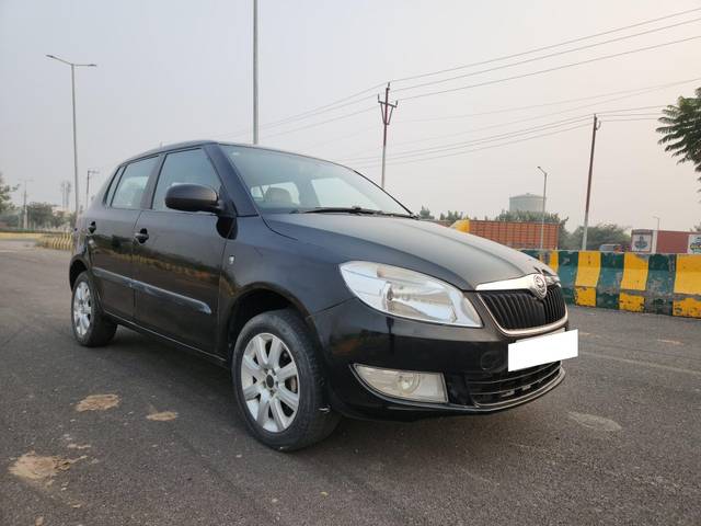 https://images10.gaadi.com/usedcar_image/3707178/original/processed_img2930069__used_car_2930069_1701959331.jpg?imwidth=6400