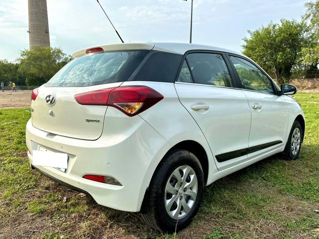 https://images10.gaadi.com/usedcar_image/3707315/original/processed_img2930097__usedcar_img_7810_236731701964151_1701964189.jpeg?imwidth=6402