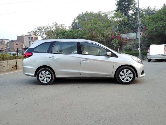 https://images10.gaadi.com/usedcar_image/3707456/original/processed_img2930113__used_car_2930113_1702190122.jpg?imwidth=6401