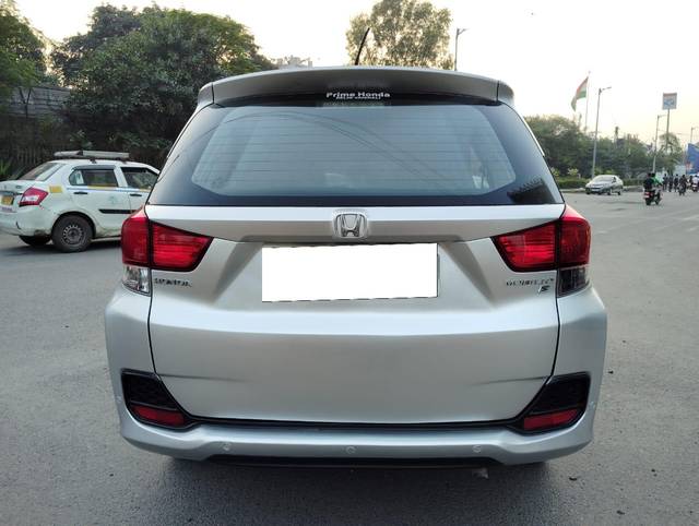 https://images10.gaadi.com/usedcar_image/3707456/original/processed_img2930113__used_car_2930113_1702190128.jpg?imwidth=6402