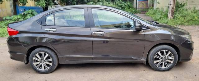 https://images10.gaadi.com/usedcar_image/3707525/original/processed_img2930121__used_car_2930121_1701977240.jpg?imwidth=6401