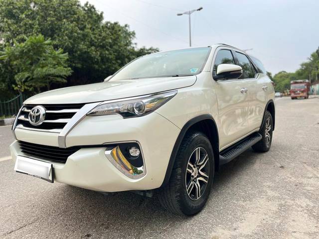https://images10.gaadi.com/usedcar_image/3707922/original/processed_img2930279__used_car_2930279_1702016627.jpg?imwidth=6402