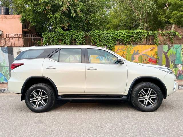 https://images10.gaadi.com/usedcar_image/3707922/original/processed_img2930279__used_car_2930279_1702016630.jpg?imwidth=6401