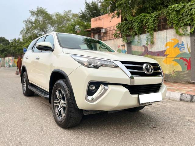 https://images10.gaadi.com/usedcar_image/3707922/original/processed_img2930279__used_car_2930279_1702016638.jpg?imwidth=6400