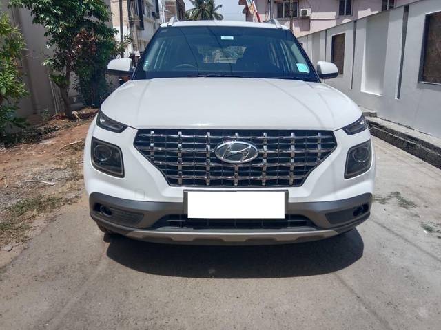 https://images10.gaadi.com/usedcar_image/3707943/original/processed_img2930294__usedcar_1_5701702016771_1702016781.jpg?imwidth=6400