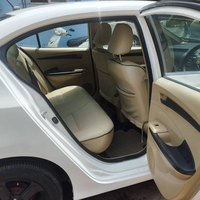 https://images10.gaadi.com/usedcar_image/3707984/original/img2930313__usedcar_6_42001702017940_1702017960.jpeg?imwidth=6402