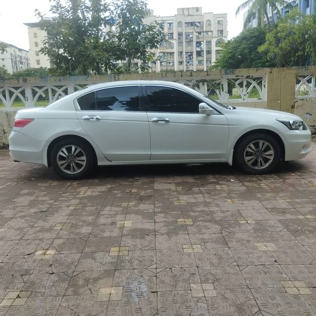 https://images10.gaadi.com/usedcar_image/3708007/original/img2930325__usedcar_4_42001702018976_1702018997.jpeg?imwidth=6401