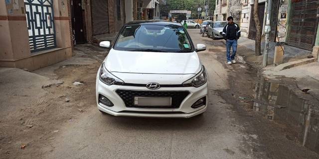 https://images10.gaadi.com/usedcar_image/3708057/original/01__VCC_1826716_94_1701414552.jpg?imwidth=6401