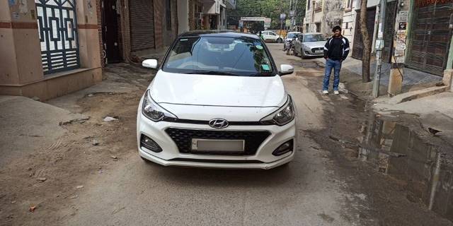 https://images10.gaadi.com/usedcar_image/3708057/original/01__VCC_1826716_94_1701414569.jpg?imwidth=6400