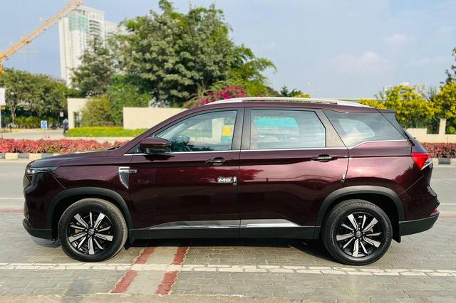 https://images10.gaadi.com/usedcar_image/3708500/original/processed_img2930571__used_car_2930571_1702034903.jpg?imwidth=6402