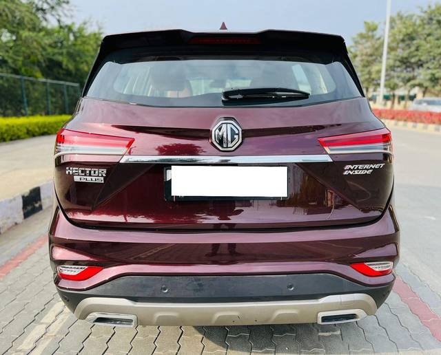 https://images10.gaadi.com/usedcar_image/3708500/original/processed_img2930571__used_car_2930571_1702034908.jpg?imwidth=6401