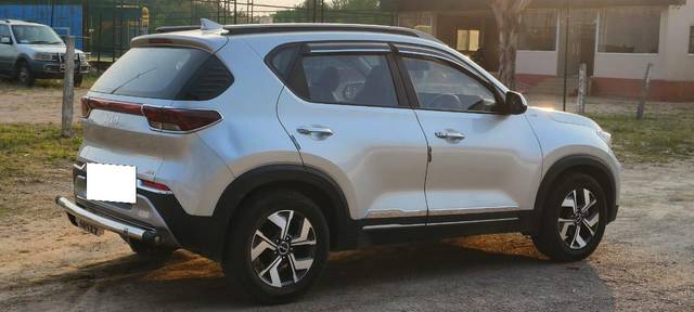 https://images10.gaadi.com/usedcar_image/3708532/original/processed_img2930594__used_car_2930594_1702207458.jpg?imwidth=6402
