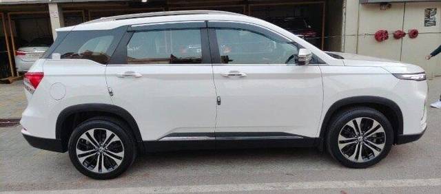 https://images10.gaadi.com/usedcar_image/3708549/original/processed_img2930605__used_car_2930605_1702035890.jpg?imwidth=6401