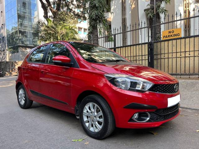 https://images10.gaadi.com/usedcar_image/3708566/original/processed_img2930619__usedcar_2_6241702035962_1702035978.jpg?imwidth=6400