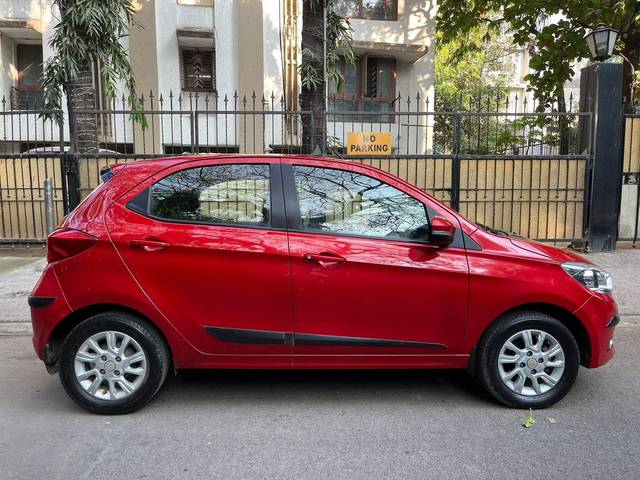 https://images10.gaadi.com/usedcar_image/3708566/original/processed_img2930619__usedcar_4_6241702035962_1702035978.jpg?imwidth=6401
