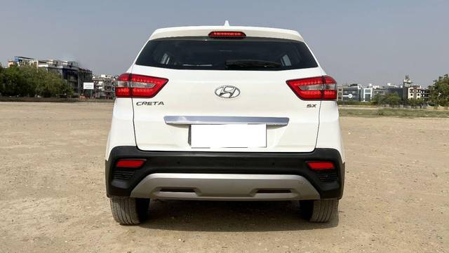 https://images10.gaadi.com/usedcar_image/3708629/original/processed_img2930669__used_car_2930669_1702037436.jpg?imwidth=6402