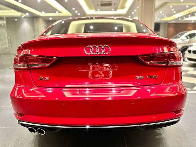 https://images10.gaadi.com/usedcar_image/3708748/original/processed_img2930751__used_car_2930751_1702040326.jpg?imwidth=6401