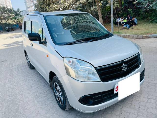 https://images10.gaadi.com/usedcar_image/3708757/original/processed_img2930757__used_car_2930757_1702040579.jpg?imwidth=6400