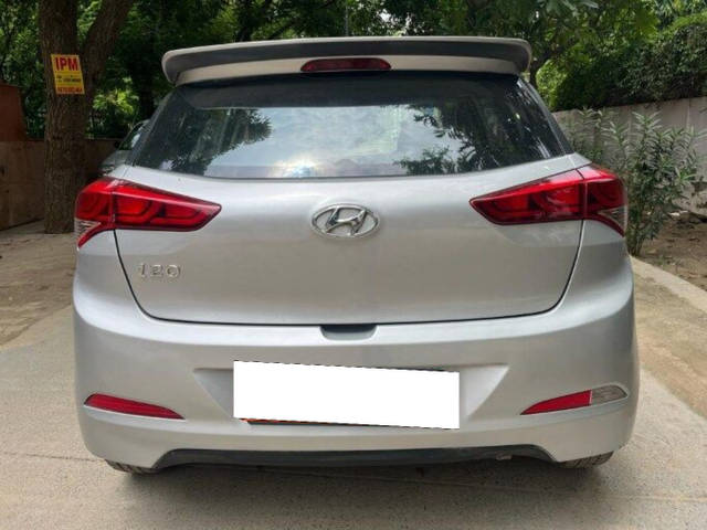 https://images10.gaadi.com/usedcar_image/3708803/original/processed_img2930774__used_car_2930774_1702042470.png?imwidth=6401