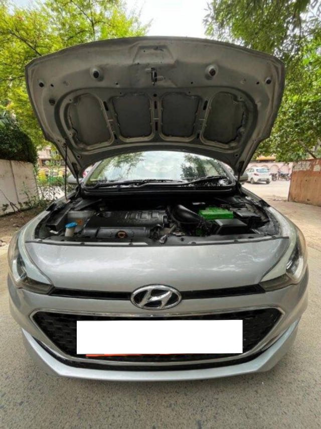 https://images10.gaadi.com/usedcar_image/3708803/original/processed_img2930774__used_car_2930774_1702042517.png?imwidth=6400