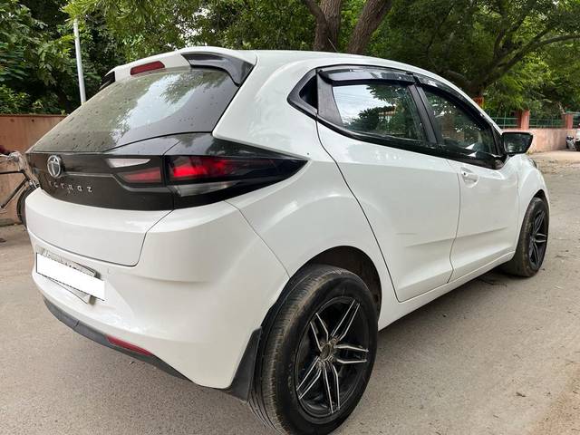 https://images10.gaadi.com/usedcar_image/3709358/original/processed_img2930865__used_car_2930865_1702098674.jpg?imwidth=6402