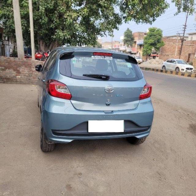 https://images10.gaadi.com/usedcar_image/3709588/original/processed_bc67803b-0061-4d3a-a164-7b72cc4ca741.jpeg?imwidth=6400