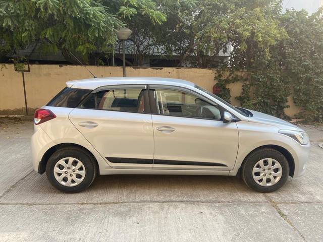 https://images10.gaadi.com/usedcar_image/3709726/original/img2931058__used_car_2931058_1702106772.jpg?imwidth=6402