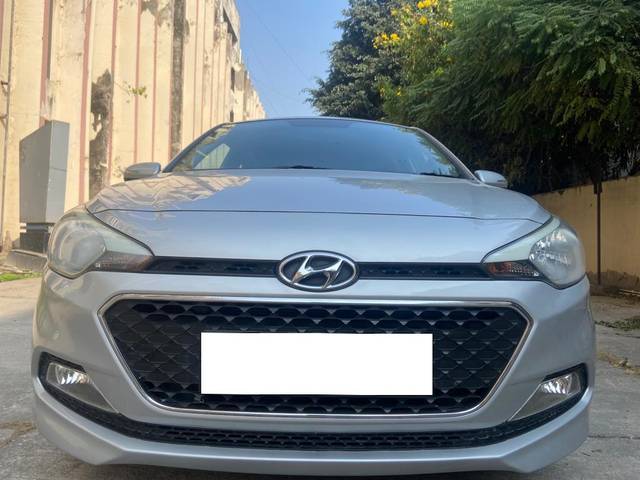 https://images10.gaadi.com/usedcar_image/3709726/original/processed_img2931058__used_car_2931058_1702106761.jpg?imwidth=6400