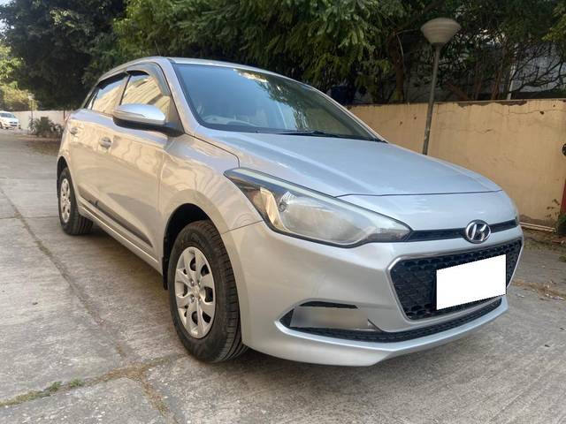https://images10.gaadi.com/usedcar_image/3709726/original/processed_img2931058__used_car_2931058_1702106762.jpg?imwidth=6401