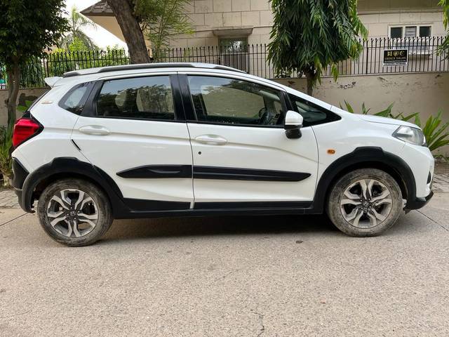 https://images10.gaadi.com/usedcar_image/3709733/original/processed_img2931065__used_car_2931065_1702106963.jpg?imwidth=6401