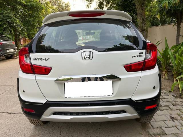 https://images10.gaadi.com/usedcar_image/3709733/original/processed_img2931065__used_car_2931065_1702106977.jpg?imwidth=6402