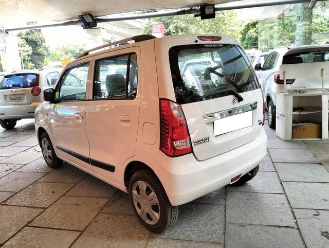 https://images10.gaadi.com/usedcar_image/3709828/original/processed_img2931121__usedcar_tn09cc4871_14__2931121_1702115064.jpeg?imwidth=6402