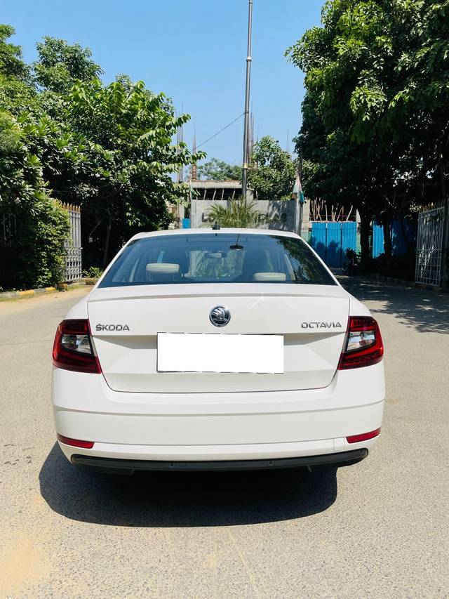 https://images10.gaadi.com/usedcar_image/3709863/original/processed_img2931145__used_car_2931145_1702109563.jpg?imwidth=6401