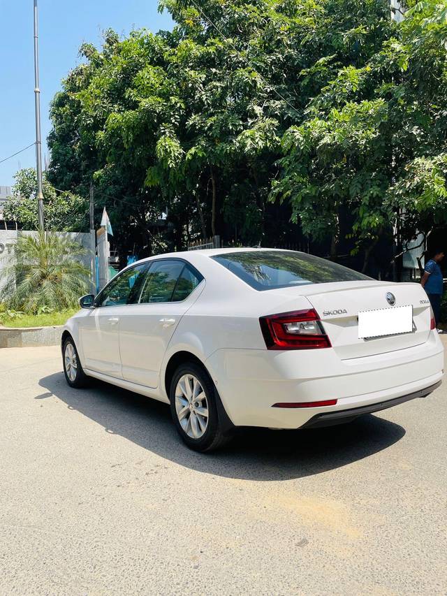https://images10.gaadi.com/usedcar_image/3709863/original/processed_img2931145__used_car_2931145_1702109564.jpg?imwidth=6402
