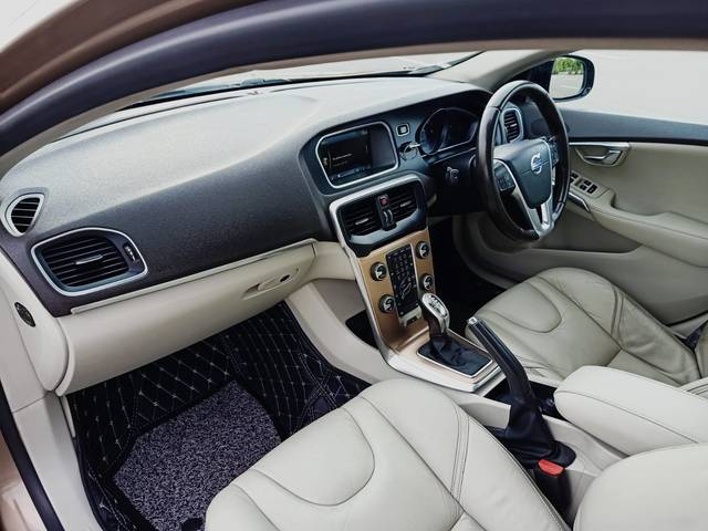 https://images10.gaadi.com/usedcar_image/3709894/original/img2931165__usedcar_08_2161702110278_1702110292.jpg?imwidth=6402
