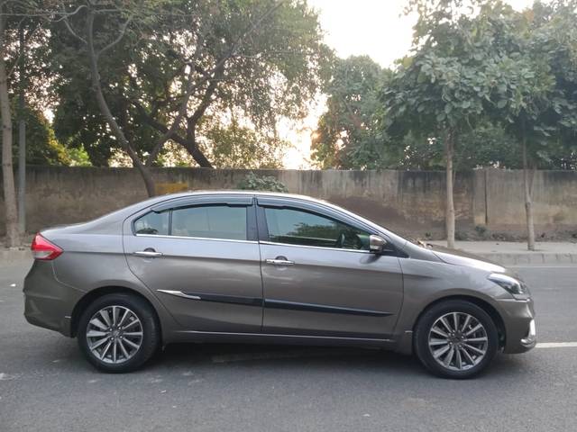 https://images10.gaadi.com/usedcar_image/3709912/original/img2931175__used_car_2931175_1702110566.jpg?imwidth=6401