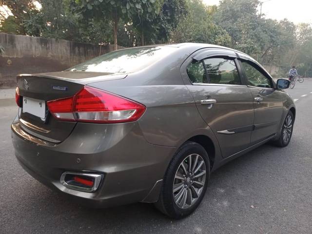 https://images10.gaadi.com/usedcar_image/3709912/original/processed_img2931175__used_car_2931175_1702110570.jpg?imwidth=6402