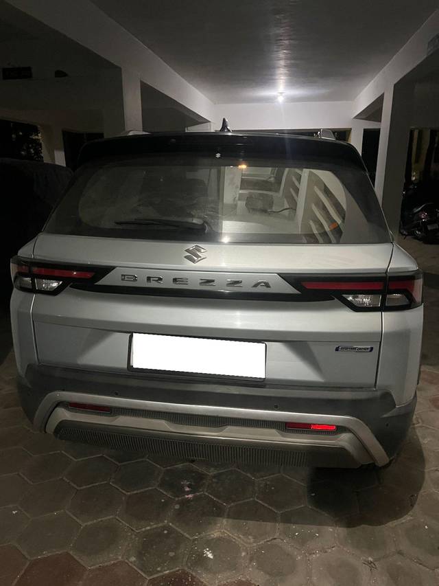 https://images10.gaadi.com/usedcar_image/3709939/original/processed_img2931198__usedcar_02_2161702110861_1702110873.jpg?imwidth=6400