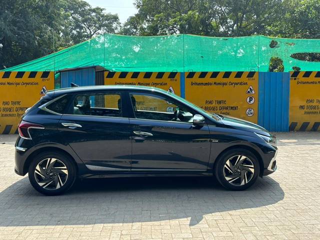 https://images10.gaadi.com/usedcar_image/3710187/original/processed_img2931334__usedcar_4_6241702117331_1702117396.jpeg?imwidth=6401
