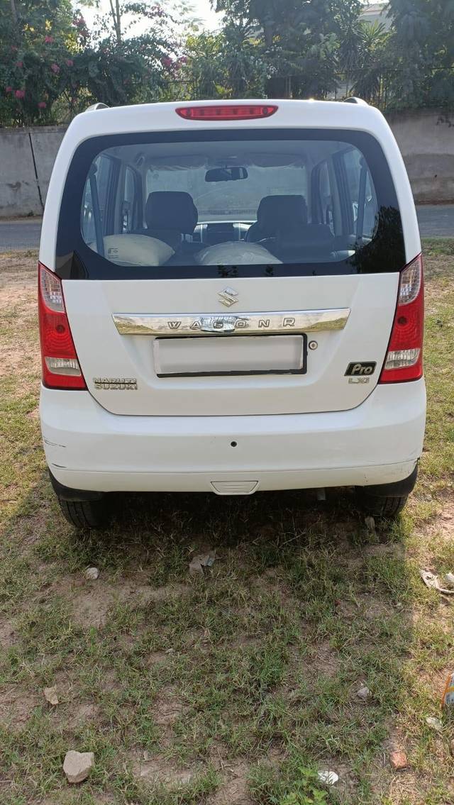 https://images10.gaadi.com/usedcar_image/3710323/original/processed_img2931419__used_car_2931419_1702120196.jpg?imwidth=6402