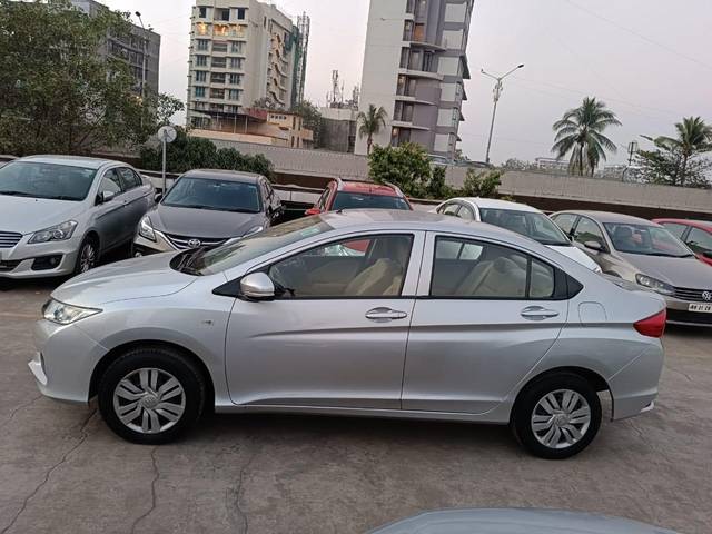 https://images10.gaadi.com/usedcar_image/3711342/original/processed_img2932329__used_car_2932329_1702126564.jpg?imwidth=6402
