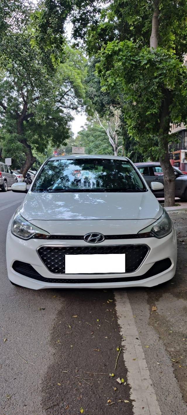 https://images10.gaadi.com/usedcar_image/3711453/original/processed_img2932385__used_car_2932385_1702129723.jpg?imwidth=6402