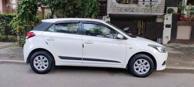 https://images10.gaadi.com/usedcar_image/3711453/original/processed_img2932385__used_car_2932385_1702129737.jpg?imwidth=6401