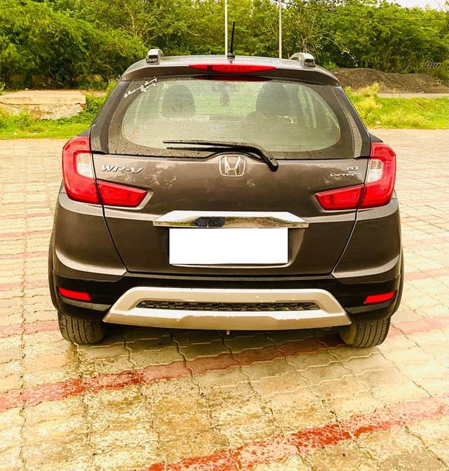 https://images10.gaadi.com/usedcar_image/3712041/original/processed_img2932471__used_car_2932471_1702183865.jpg?imwidth=6402
