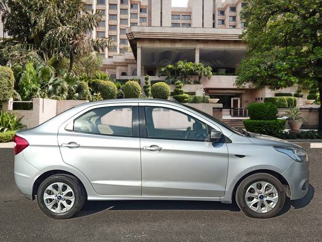 https://images10.gaadi.com/usedcar_image/3712145/original/img2932518__used_car_2932518_1702187580.jpg?imwidth=6401
